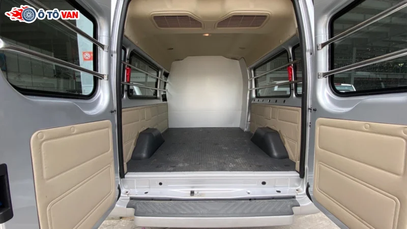 Xe tải van Ford Transit 3 chỗ, 6 chỗ ngồi phiên bản 940kg và 890kg