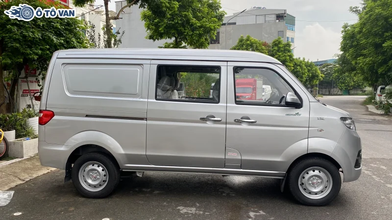 Các mẫu xe tải van vận chuyển hàng hóa linh hoạt Xe tải van SRM X30i 5 chỗ 745kg