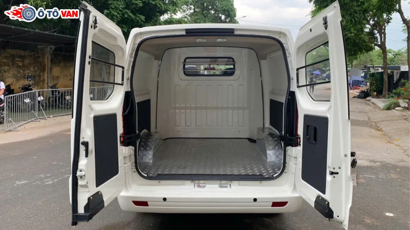 Xe van chuyển hàng hóa máy dầu thường có khoang chở hàng rộng rãi hơn Xe tải Van Tera V8 5 chỗ 800kg