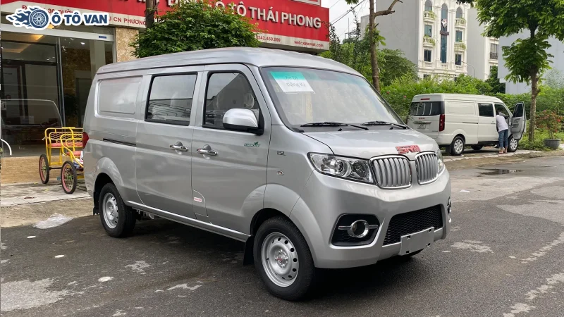 Chọn xe van chuyển hàng hóa máy dầu hay máy xăng dựa trên nhu cầu sử dụng Xe tải van SRM X30i 5 chỗ 745kg