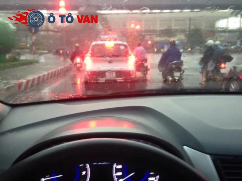 Những kinh nghiệm lái xe trời mưa chi tiết bác tài phải biết