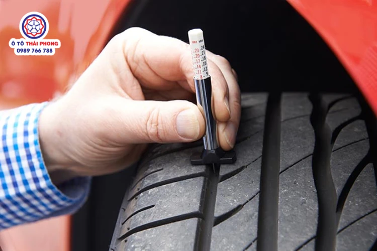 Xe tải Van đang được kỹ thuật viên kiểm tra áp suất lốp Cách kiểm tra lốp xe tải van và bơm đúng chuẩn áp suất bao nhiêu là đủ ?