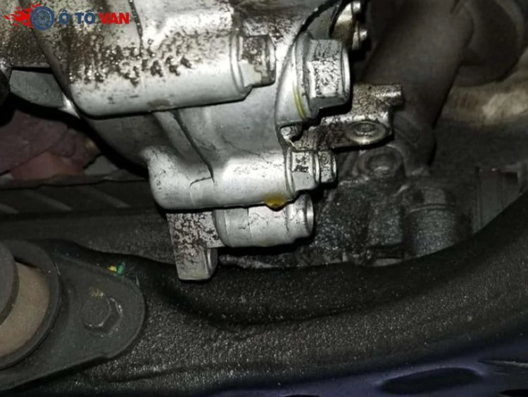 chảy dầu hộp số ô tô van