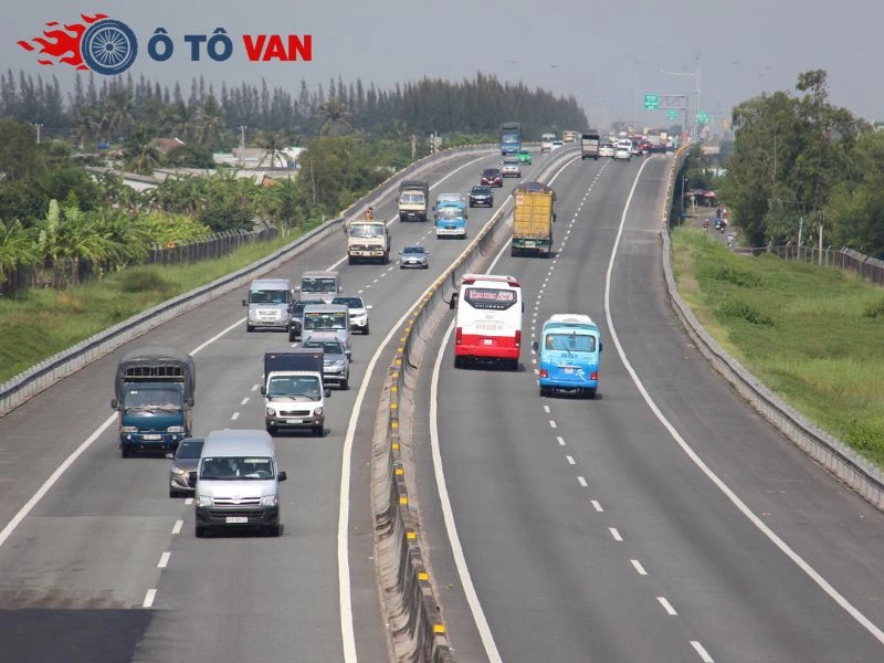 Lái xe van trên đường cao tốc: Những kinh nghiệm tài xế cần biết
