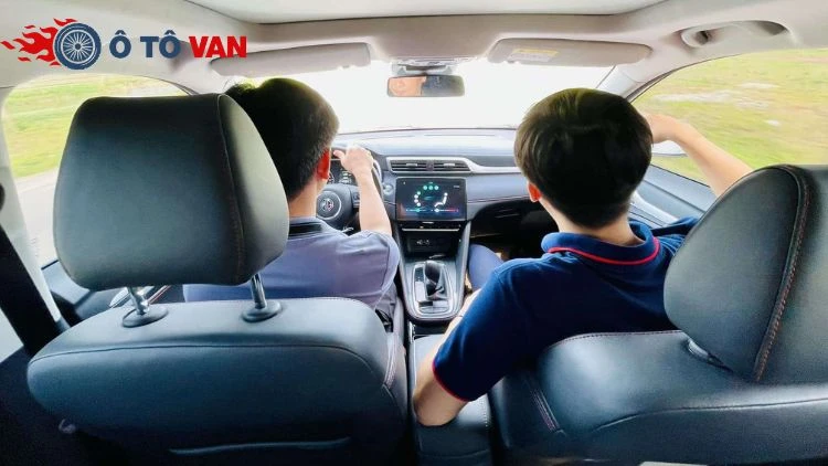 Ghé Ô Tô Van để tận tay lái thử mẫu xe yêu thích