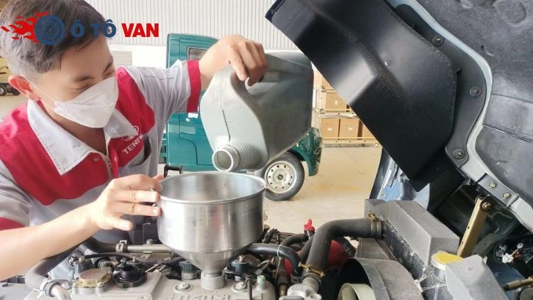 Thay nhớt xe van Tera V3 Kiểm tra lần cuối sau khi thay nhớt xe van Tera V3